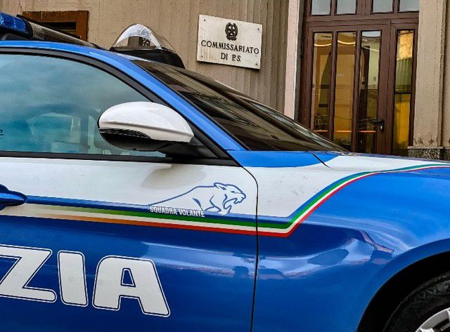Adrano, auto contromano sperona la volante della Polizia: a bordo un'ascia e due pregiudicati