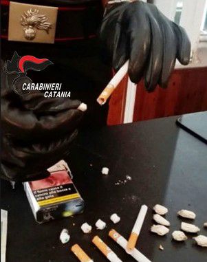 Paternò, droga nei pacchetti di sigarette: ai domiciliari spacciava cocaina e crack. Arrestato 48enne