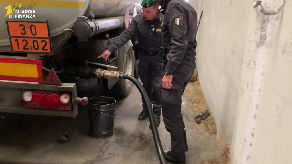 Maxi-frode da 235mila euro sui carburanti: sequestrate tre aziende di Adrano. Coinvolte raffinerie dell'Est