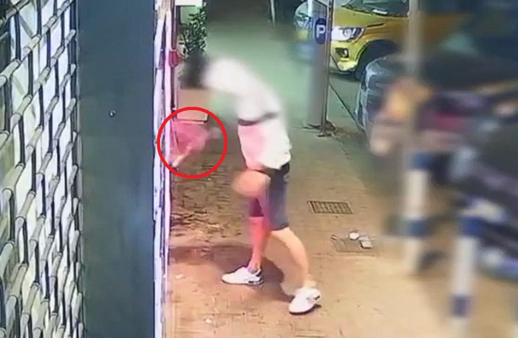 Catania, svaligiavano distributori di sigarette con le bombe artigianali: due arresti (VIDEO)