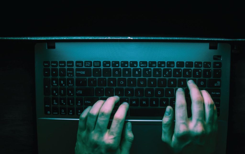 Pedopornografia, collaboratore scolastico 58enne arrestato nel Catanese: nel telefonino foto di alunne "denudate" con l'IA