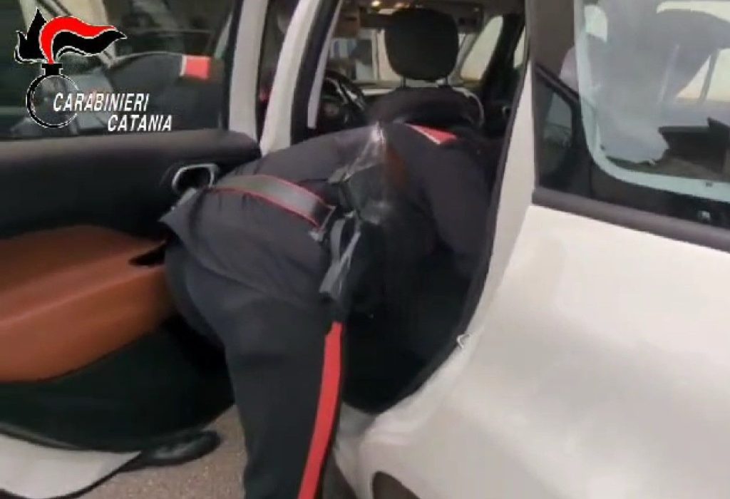 Paternò, pusher 40enne con crack e cocaina in auto. Denunciato 22enne: in camera un ordigno esplosivo