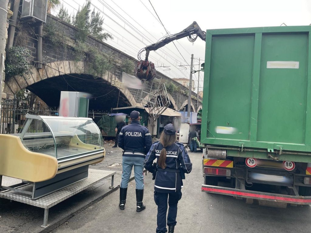 Catania, via Dusmet e Villa Pacini liberate dagli abusivi: 19 multe e quasi una tonnellata di rifiuti rimossi (VIDEO)