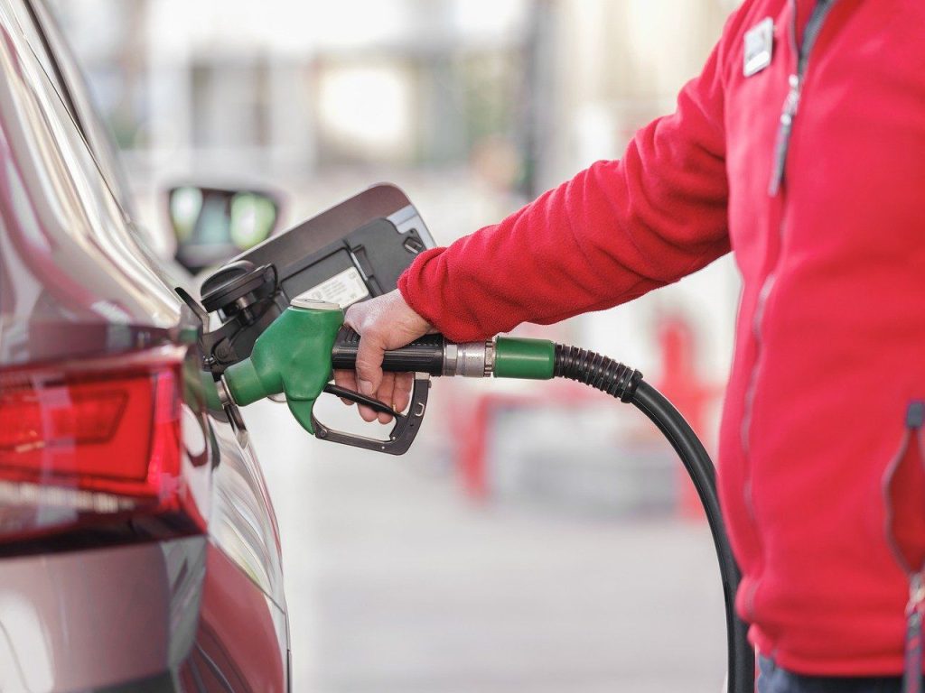 Prezzi pazzi alla pompa, la Sicilia maglia nera: gasolio a 2,143 euro, benzina a 1,909