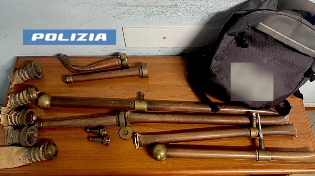 Catania, smantella corrimano in ottone in un palazzo storico di via Etnea: fermato 43enne