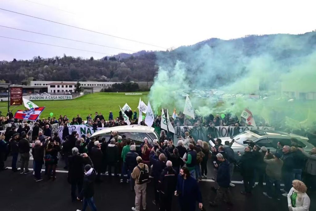 Addio a Bossi a Pontida: applausi, cori per la Padania e tensioni con Salvini