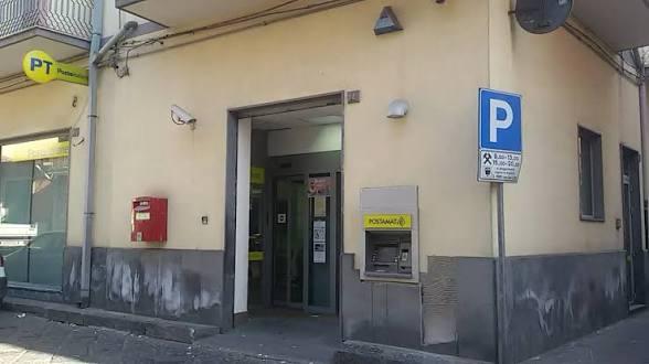 Adrano, rapina armata alle Poste di via Stazione: bandito solitario in fuga