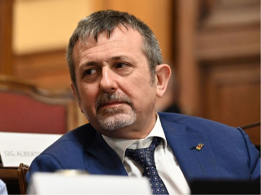 Da fedelissimo della premier alla società con la figlia di un mafioso: la parabola di Delmastro finisce con il referendum