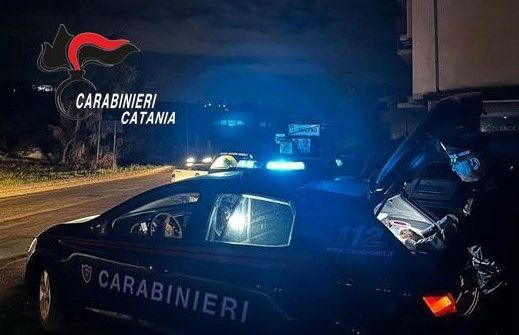 Paternò, in fuga contromano con l’auto rubata: arrestato 19enne. In casa una munizione calibro 9