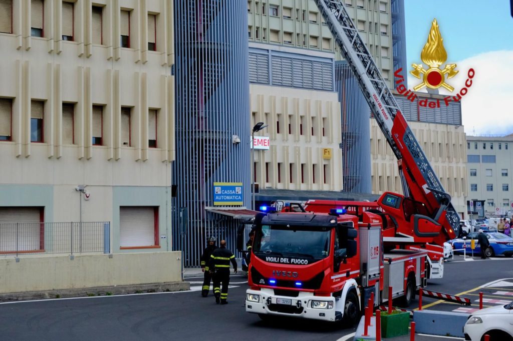 Catania, incendio al Cannizzaro: bonifica conclusa. Evacuati 14 pazienti, nessun coinvolto
