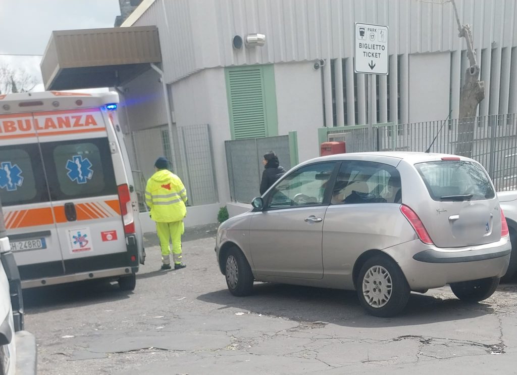 S. M. di Licodia, rapina all'ufficio postale di via Solferino: bandito solitario a volto scoperto con taglierino