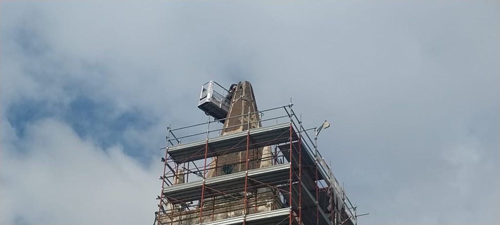 Ragalna, rimossa la cuspide del campanile danneggiata dal sisma: dopo i lavori riaprirà piazza Cisterna