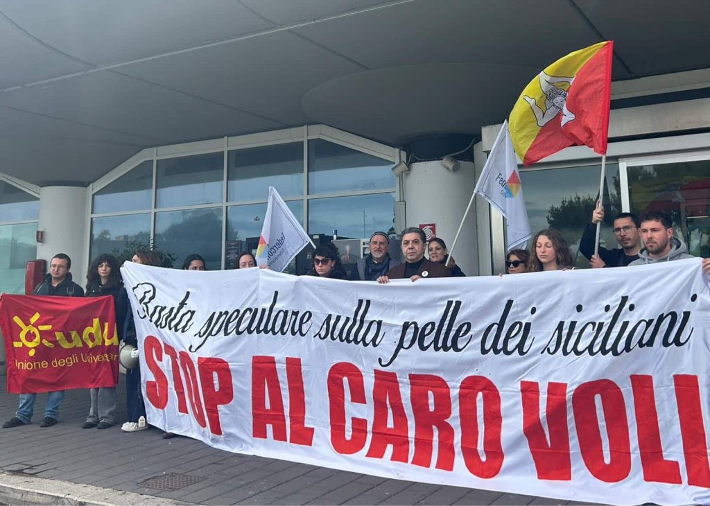 Sit-in a Catania contro il caro voli: "Rientrare a Pasqua per i siciliani è un lusso da 500 euro"