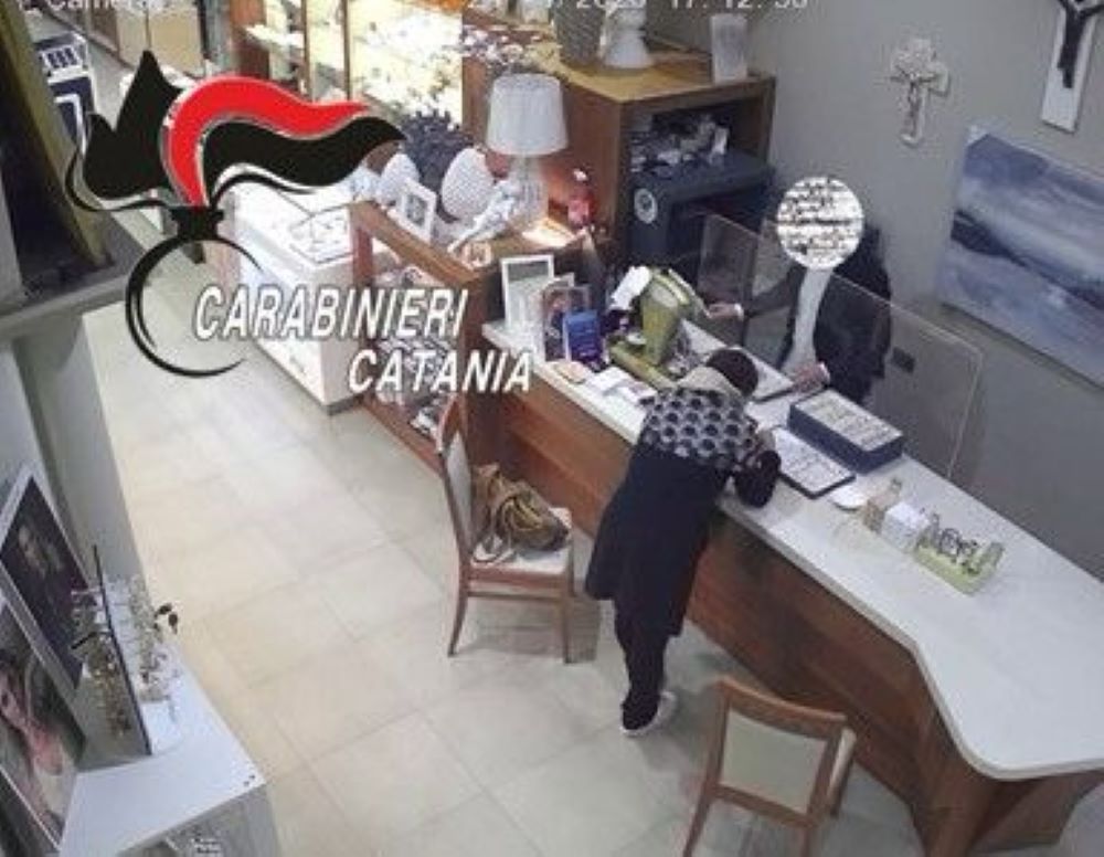 Mascalucia, finge di comprare un bracciale ma ne ruba tre: 43enne catanese incastrata dal video