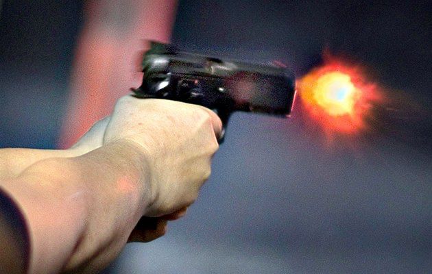 Misterbianco, 18enne ferito alle gambe a colpi di pistola: due uomini con il volto coperto fuggono in scooter