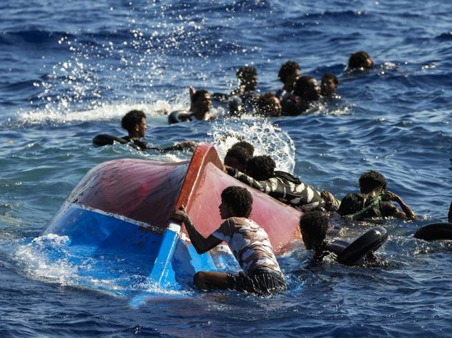 Mediterraneo, nuova strage di migranti: barca si ribalta, oltre 70 dispersi e 32 superstiti portati a Lampedusa