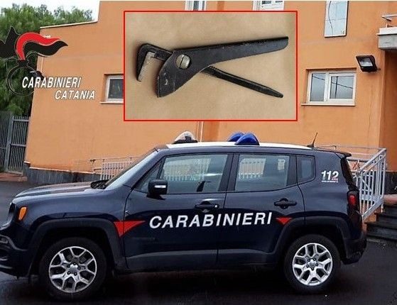 Adrano, lite per la viabilità degenera in aggressione: 20enne colpisce automobilista con una pinza. Denunciato