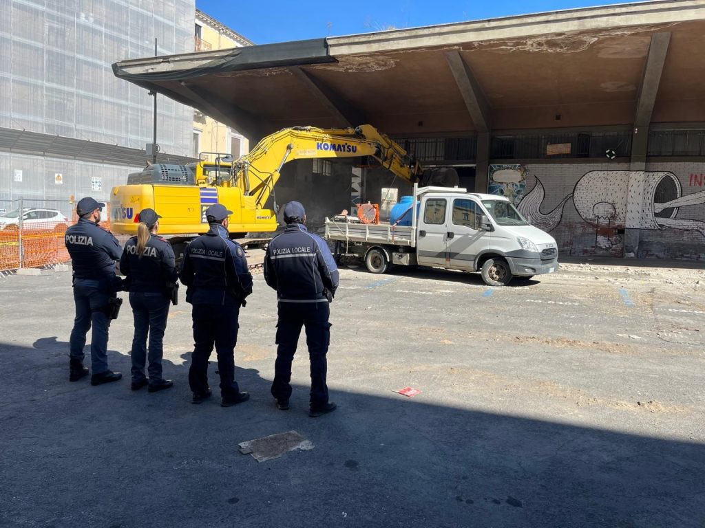 Catania, al via la demolizione dell'ex palestra "Pietro Lupo": area chiusa al traffico
