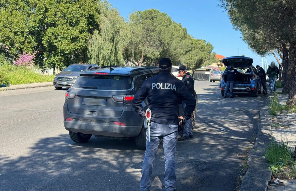 Paternò, maxi controllo della Polizia: 115 identificati, 27 con precedenti. Sequestrate auto senza assicurazione