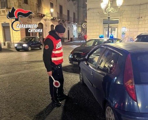 Paternò, 41enne denunciato per spaccio: trovato con 4 dosi di cocaina e 80 euro