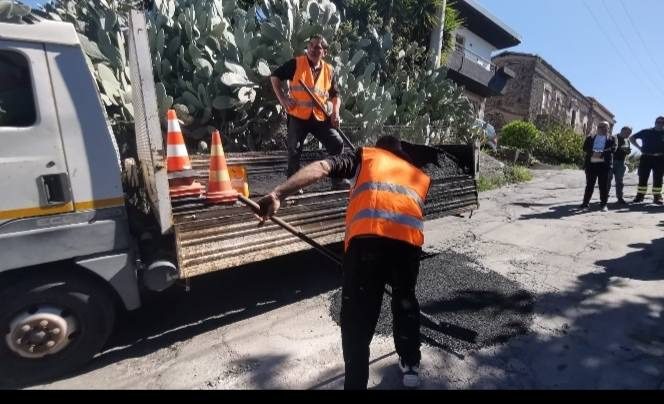 Belpasso, il Comune tappa le buche di via Leoncavallo a Paternò: “Intervento tampone per garantire sicurezza”