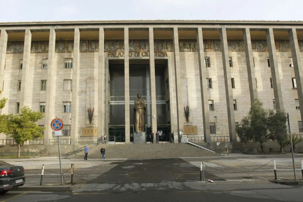 Catania, tensione davanti al Tribunale di Catania: uomo si cosparge di benzina, fermato dagli agenti
