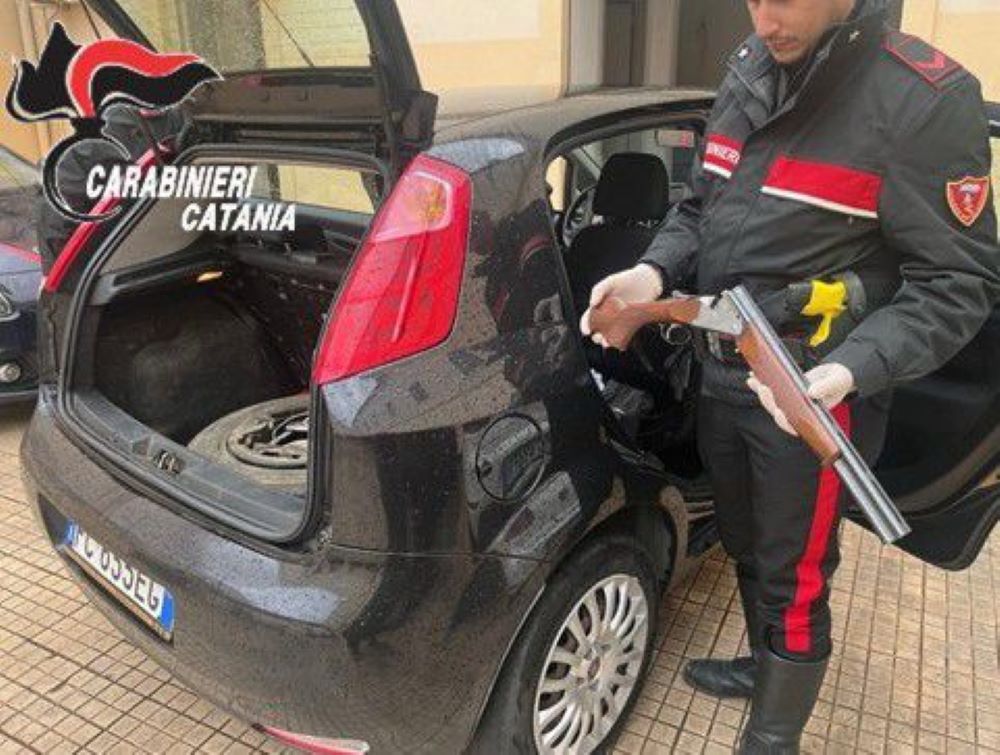 S. M. di Licodia, arrestato 27enne per spaccio: trovati fucile e munizioni in casa