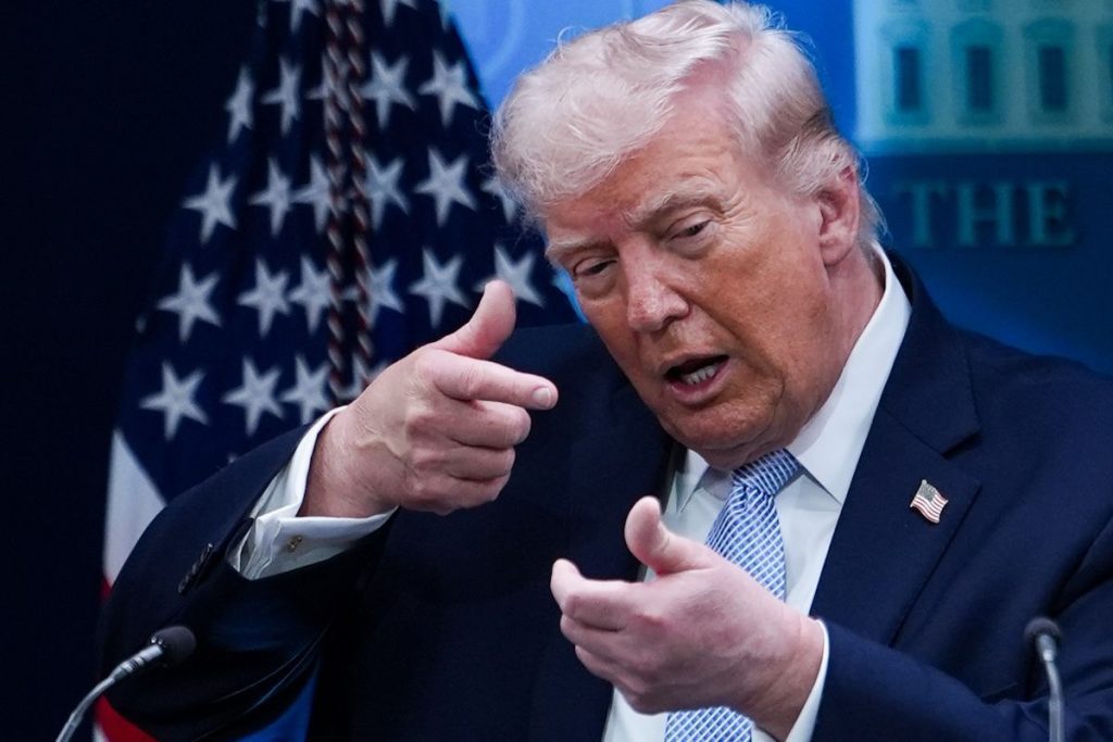 Il peccato originale di Trump: tra guerre, speculazioni e dossier Epstein, l’America rischia di non reggere