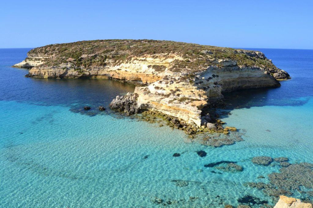 Lampedusa, la spiaggia dei Conigli diventa un francobollo: la Sicilia nel patrimonio naturale d’Italia