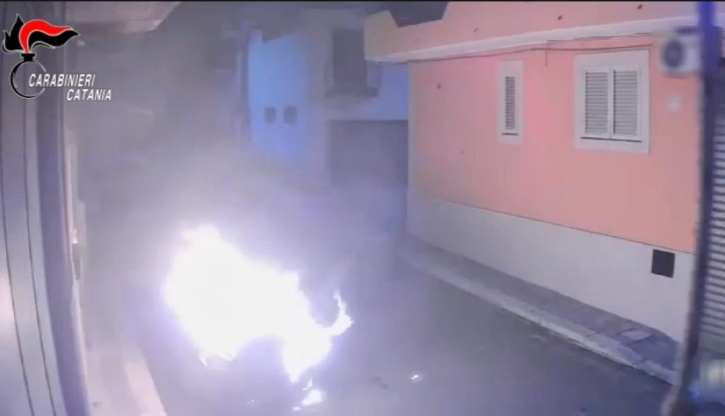 Palagonia, bomba Molotov contro l'auto del rivale in amore: arrestati due giovani. La Procura: 'Movente passionale' (VIDEO)