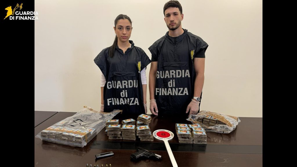 Palagonia, doppio colpo delle Fiamme Gialle: 10 kg di hashish e una pistola semiautomatica, tre arresti