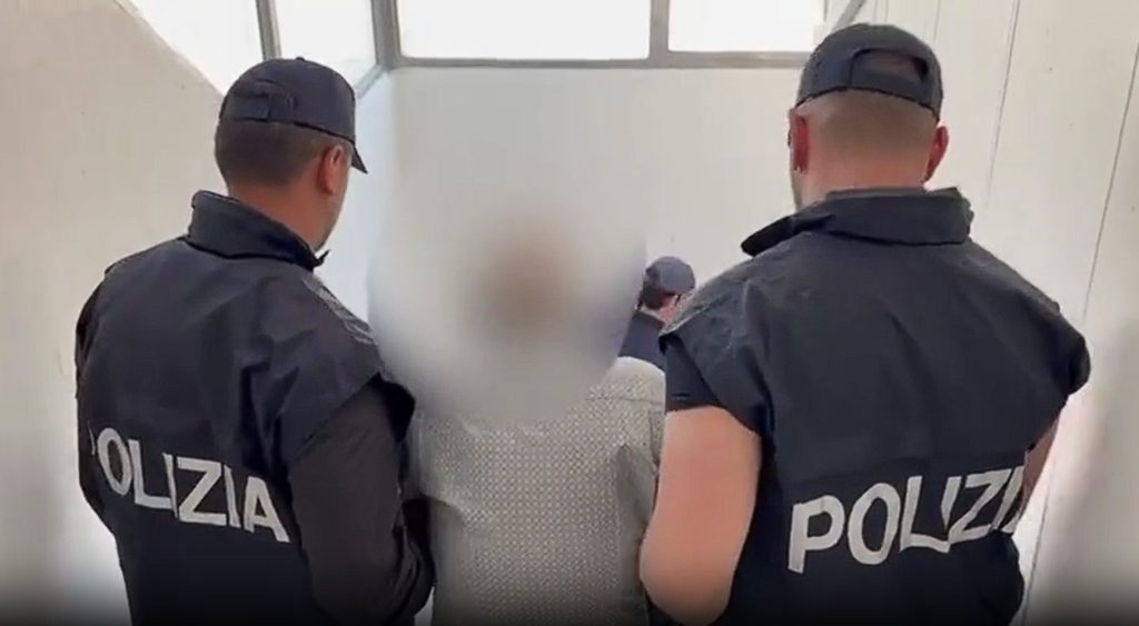 Catania, ex dirigente Polizia Penitenziaria latitante arrestato a Librino: dovrà scontare 10 anni per mafia e corruzione (VIDEO)