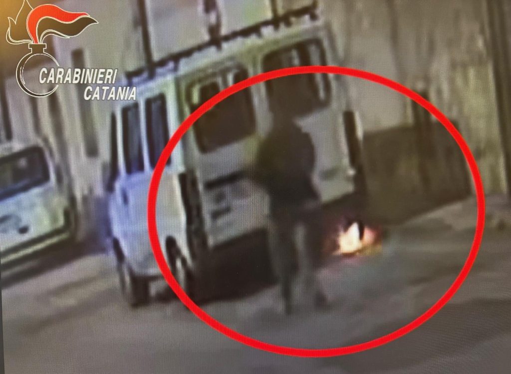 Randazzo, dà fuoco a un furgone perché «disturbato» dalla sua presenza: 53enne denunciato (VIDEO)