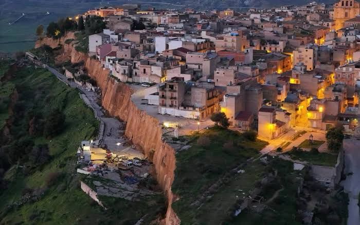 Frana di Niscemi, sedici anni di opere mai fatte e soldi mai spesi: il primo filone dell’inchiesta della Procura di Gela