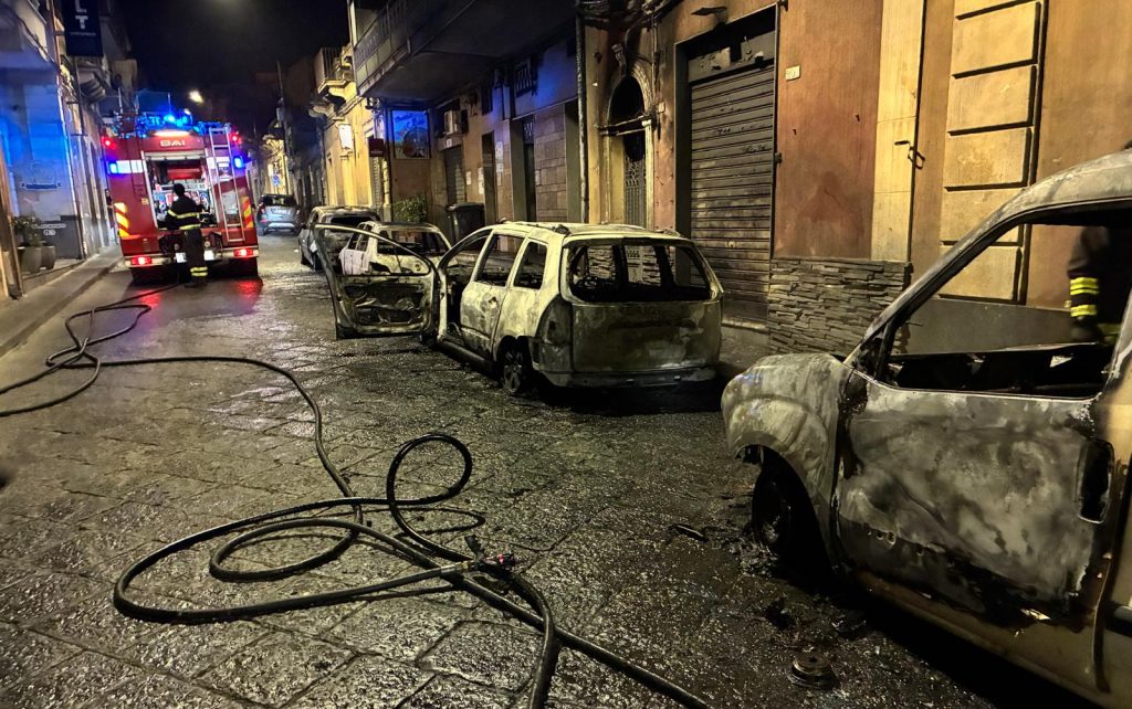 S. M. di Licodia, notte di paura: rogo divora quattro auto. Danni a facciate e cavi elettrici