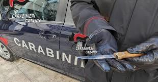 Catania, serramanico da 19 cm nel portaoggetti auto: denunciato 57enne a San Giovanni Galermo