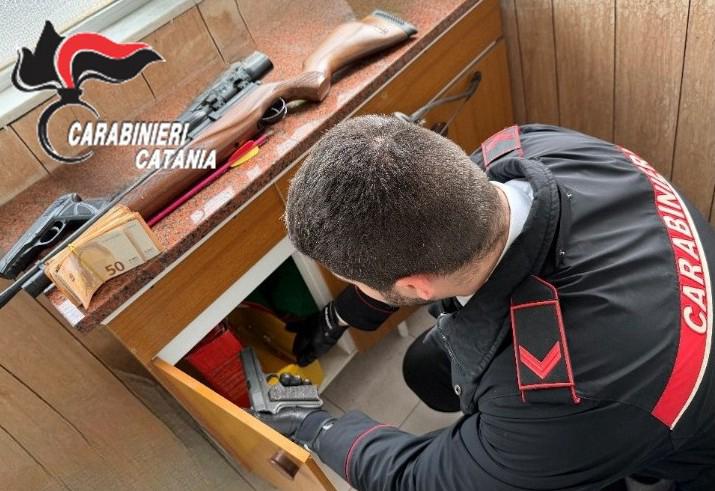 Pedara, si chiude in bagno ma i Carabinieri (e il cane) la scoprono: 38enne arrestata con 16 g di cocaina, 52enne denunciato