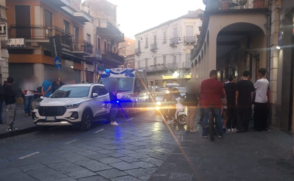 Biancavilla, rissa nel centro storico: straniero ferito gravemente. Caccia agli aggressori