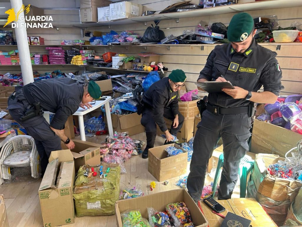 Misterbianco, sequestrati 62mila prodotti falsi: nel deposito griffe di lusso e giocattoli contraffatti