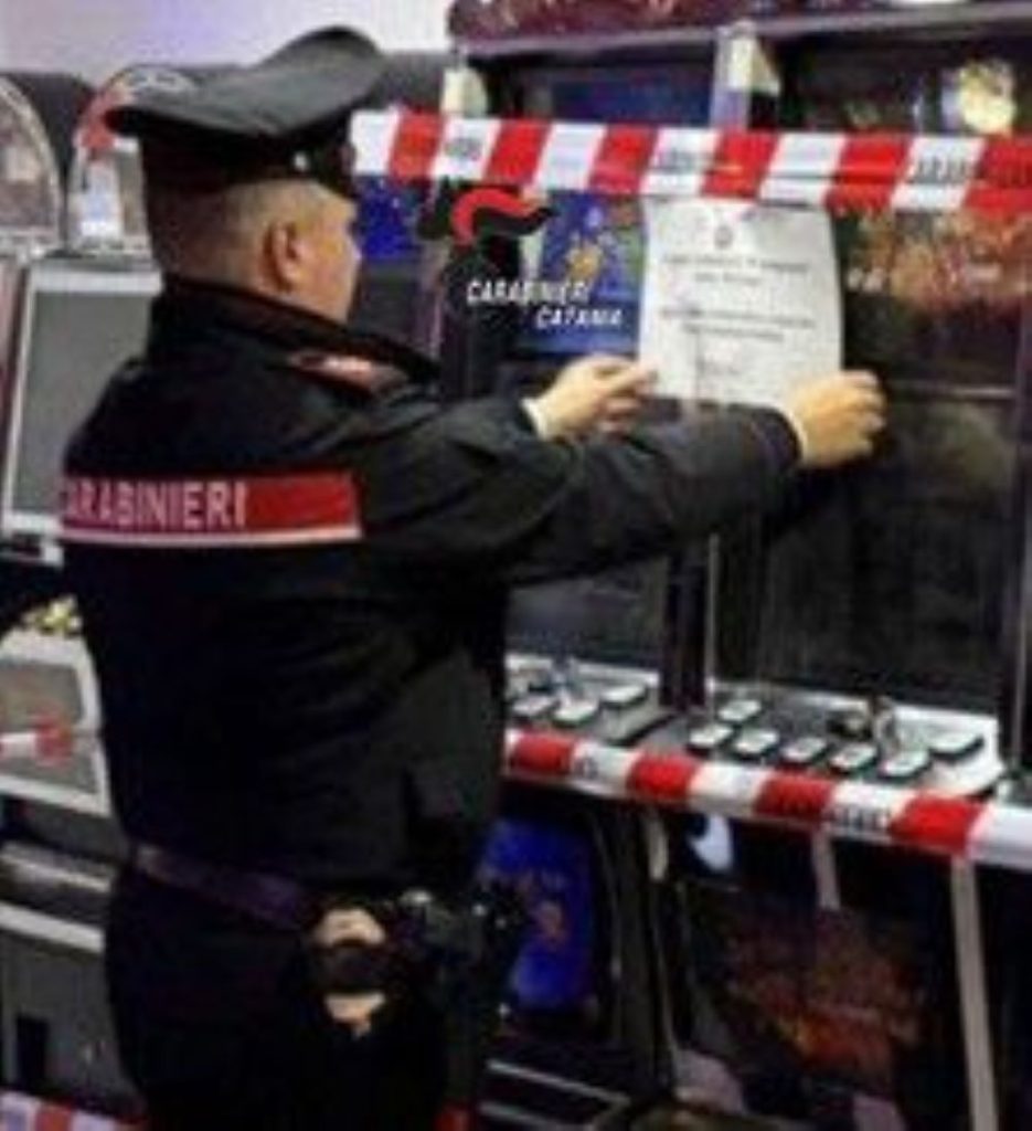 Paternò, bar con centro scommesse nel mirino: maxi sanzioni e sospensione per lavoro nero e lotterie abusive