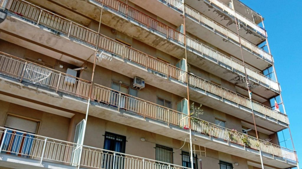 Tragedia a Catanzaro: si getta dal balcone con i tre figli, muore lei e due bambini. Gravissima la terza di 6 anni