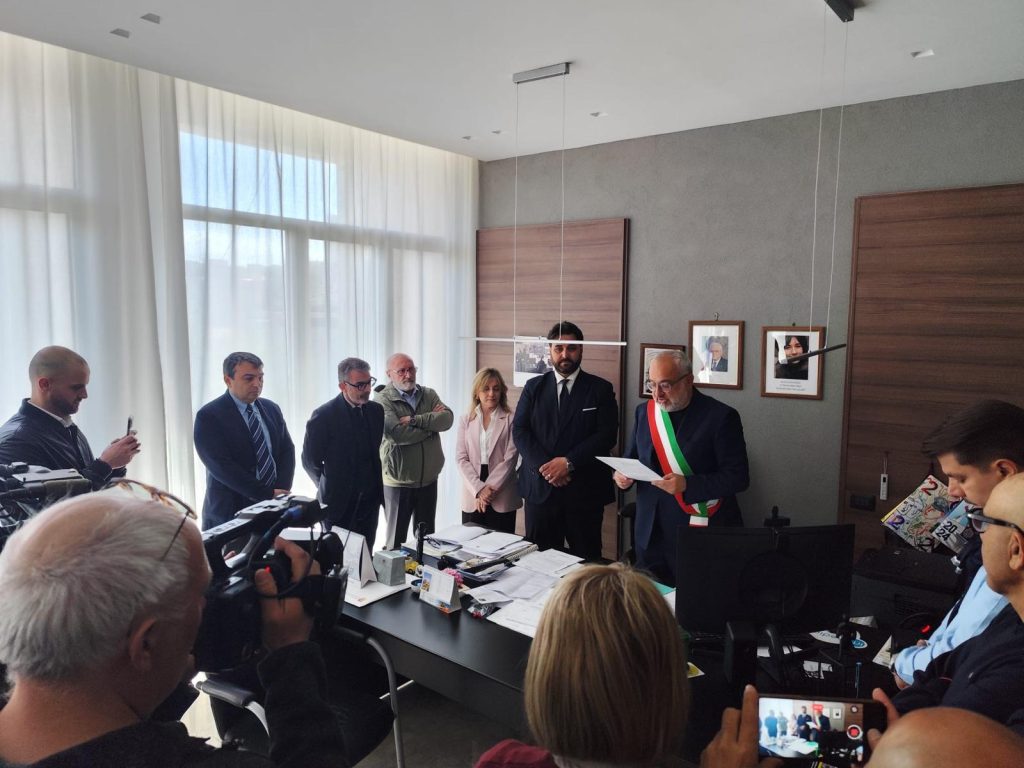 Adrano, giura il nuovo assessore Cancelliere: in Consiglio comunale gli subentra Pino Lo Re