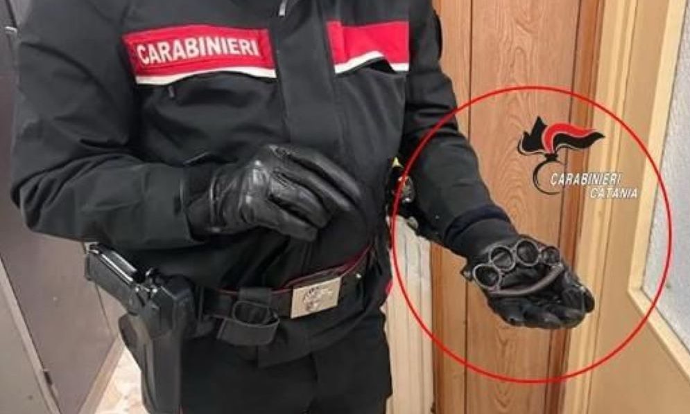 Paternò, nascondeva un tirapugni con speroni nel bauletto della moto: 19enne denunciato