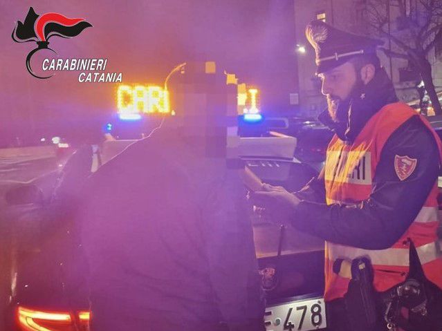 Valverde, ubriaco perde il controllo e si schianta contro tre auto: denunciato 30enne