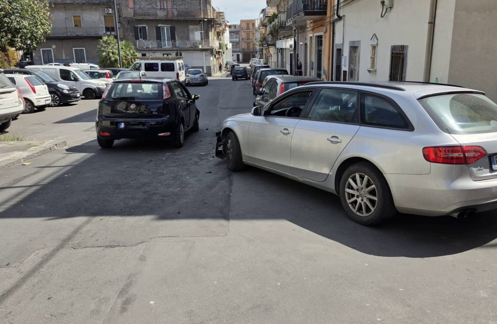 Paternò, scontro tra due auto in via Pietro Lupo: due feriti ma non gravi