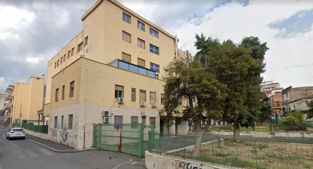 Incendio all’ex ospedale Santo Bambino di Catania: fiamme al piano terra dell’edificio dismesso