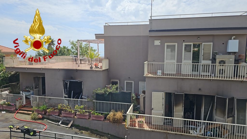 San Gregorio di Catania, incendio in un edificio: intervento dei Vigili del Fuoco