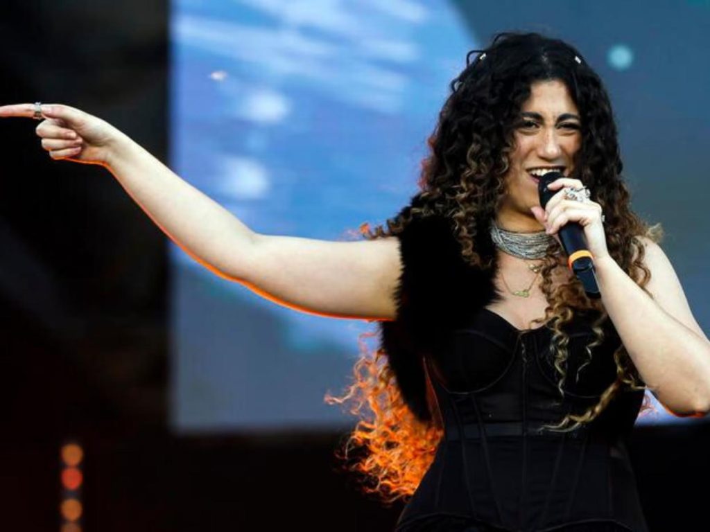 Al Concertone del Primo Maggio la cantante paternese Delia scatena la polemica: cambia “partigiano” in “essere umano” in “Bella Ciao”