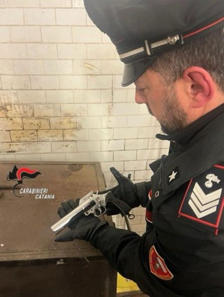 Belpasso, pistola lanciarazzi senza autorizzazione nel garage: 56enne nei guai dopo un controllo
