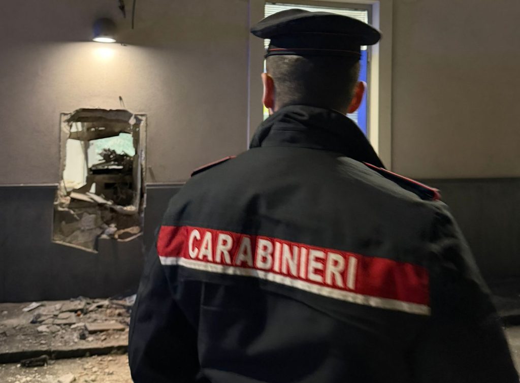 Aci Castello, a Ficarazzi ladri tentano di far saltare il bancomat con l’esplosivo